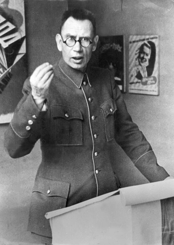 Андрей Андреевич Власов — советский военный и политический деятель