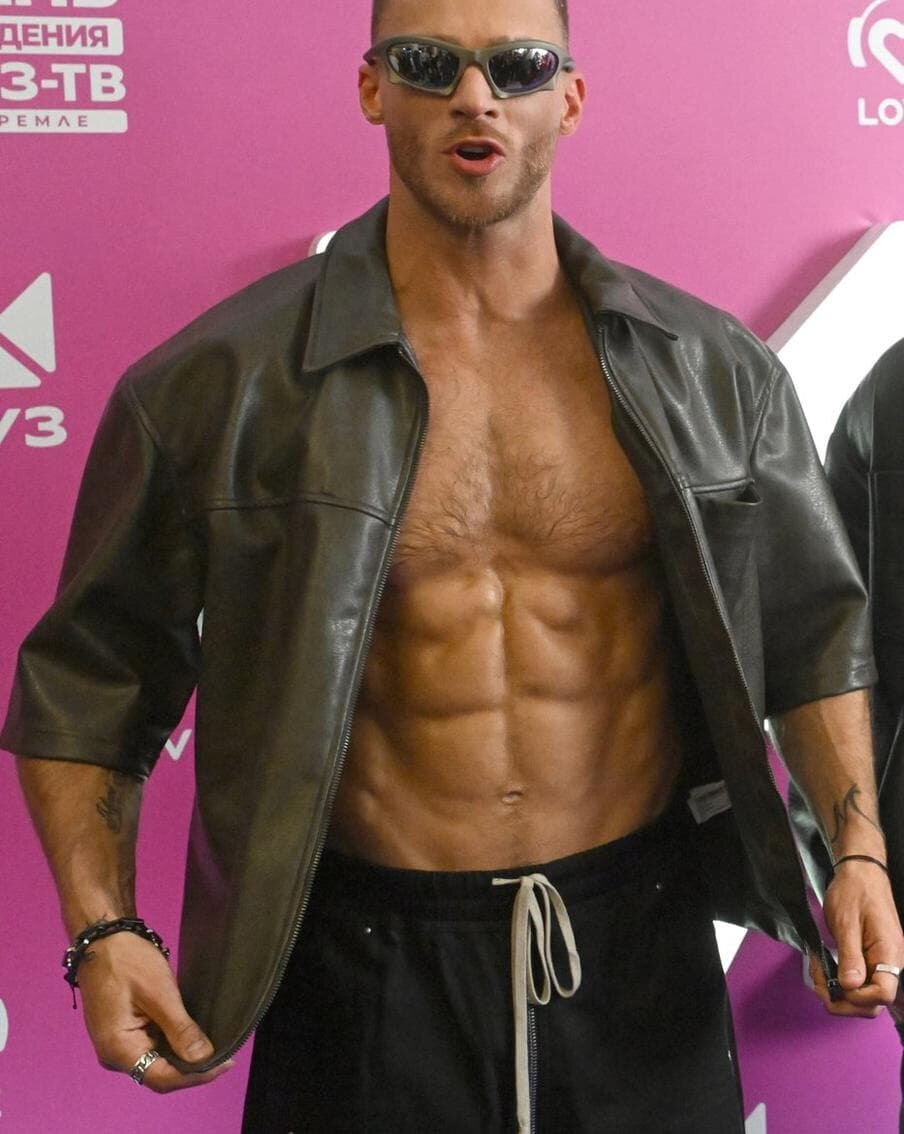    Олег Майами решил рассказать поклонницам о своей любви к Ольге Бузовой страстным с ней поцелуем.Кирилл Каллиников / РИА "Новости"