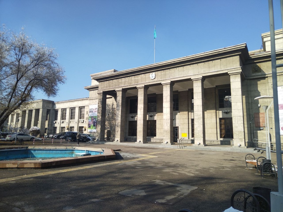 Вот она, просторная филармония, и это мы ещё до внутренностей здания не добрались, они шикарны!…