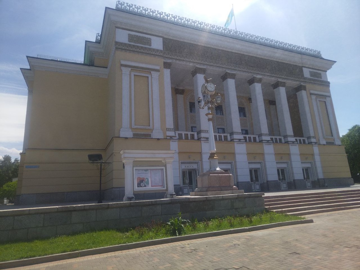 Вот оно, величественное здание академического музыкального театра!…
