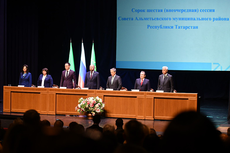    Было необычно видеть на сессии гендиректора компании «Татнефть» Наиля Маганова, за президиумом сидел и бывший гендиректор Шафагат Тахаутдинов, и депутат Госдумы РФ Азат Ягафаров. Можно сказать, что практически весь президиум заняла когорта нефтяников