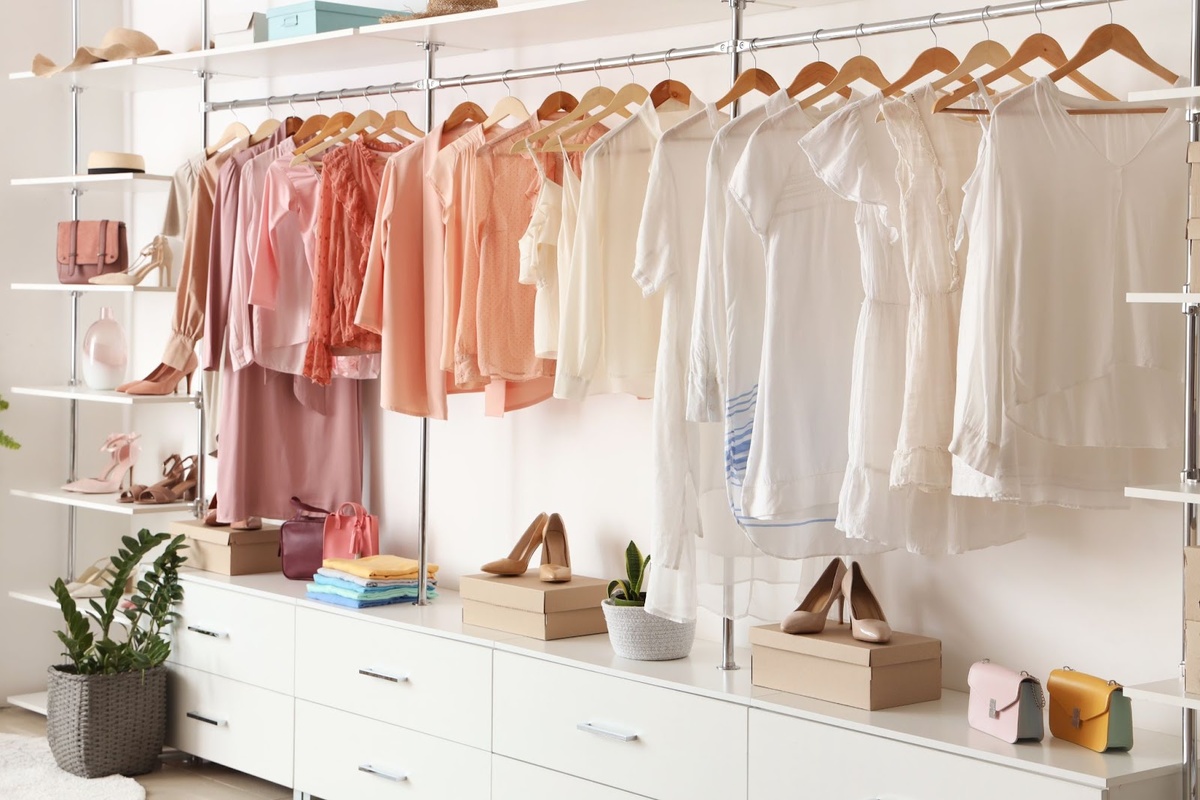 Гардеробная может быть открытой и расположенной в спальне, а не в отдельном помещении. Источник: Shutterstock