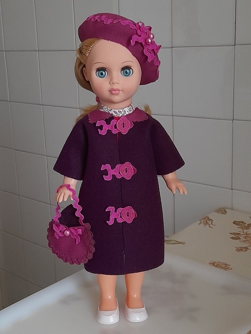 "Брусничное настроение" - осенний комплект из классического берета, драпового пальто и полукруглой сумочки для куклы Милы. Ноябрь, 2024.