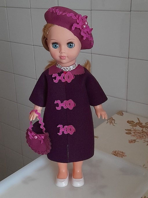 "Брусничное настроение" - осенний комплект из классического берета, драпового пальто и полукруглой сумочки для куклы Милы. Ноябрь, 2024.