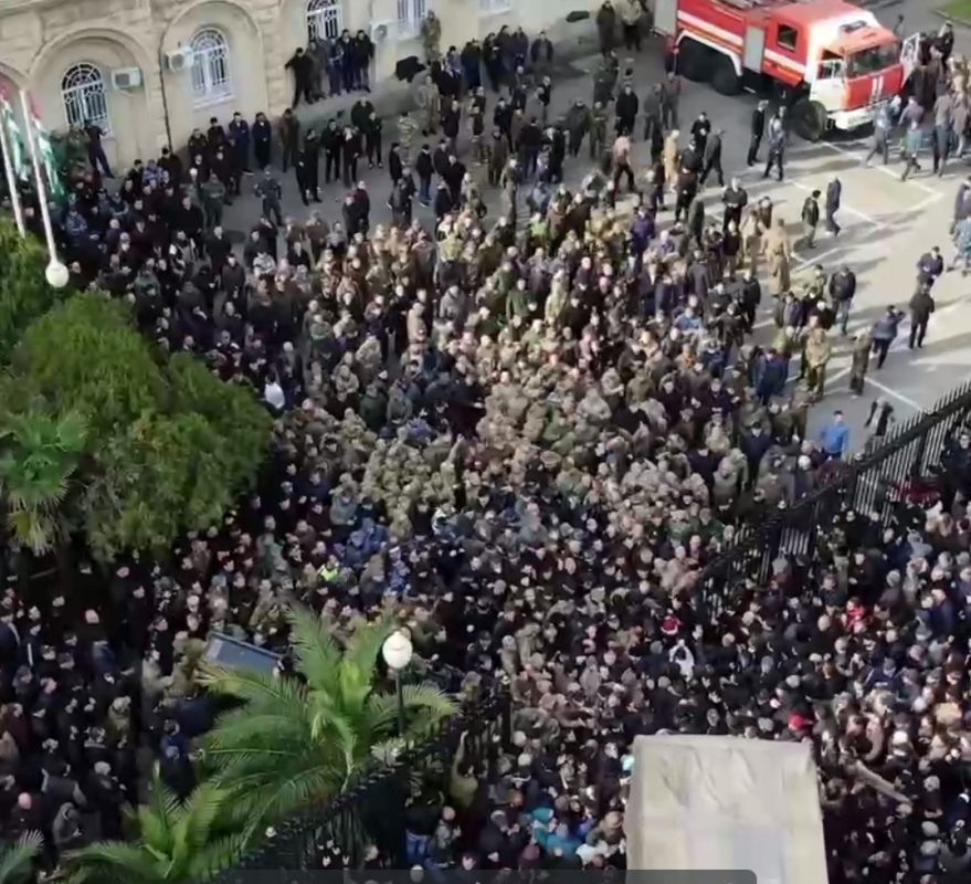    Массовые беспорядки у правительственного комплекса в Абхазии.