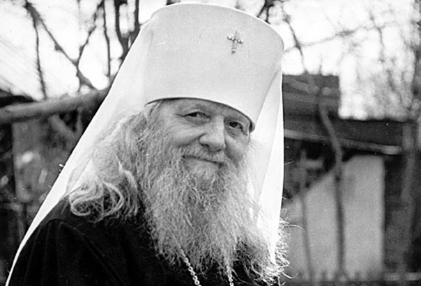 Одним из признаков прелести святые отцы считают такое состояние, когда человек смеется на молитве. Святитель Иоанн Златоуст. Это я перед сном прочитала.