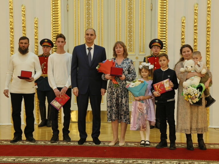    Губернатор Денис Паслер вручил 31 государственную награду оренбуржцам Антон Пичурин