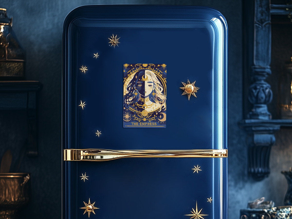 Вот так будут выглядеть готовые магниты Таро на холодильнике. Очень яркий и эффектный акцент!