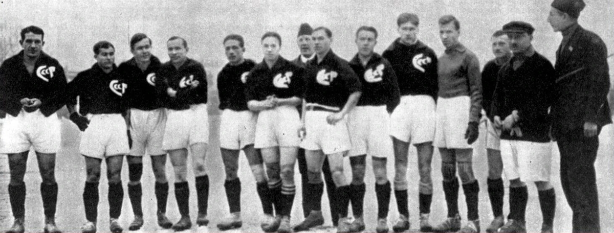 16 ноября 1924 года. Москва. Советская команда (слева направо): Михаил Бутусов, Иван Привалов, Алексей Шапошников, Петр Филиппов, Михаил Рущинский, Петр Ежов, Петр Григорьев, Петр Исаков, Федор Селин, Николай Соколов, Александр Шпаковский и турецкие судьи.Фото из двухнедельного иллюстрированного журнала «Известия физической культуры» № 21 за ноябрь 1925 г.