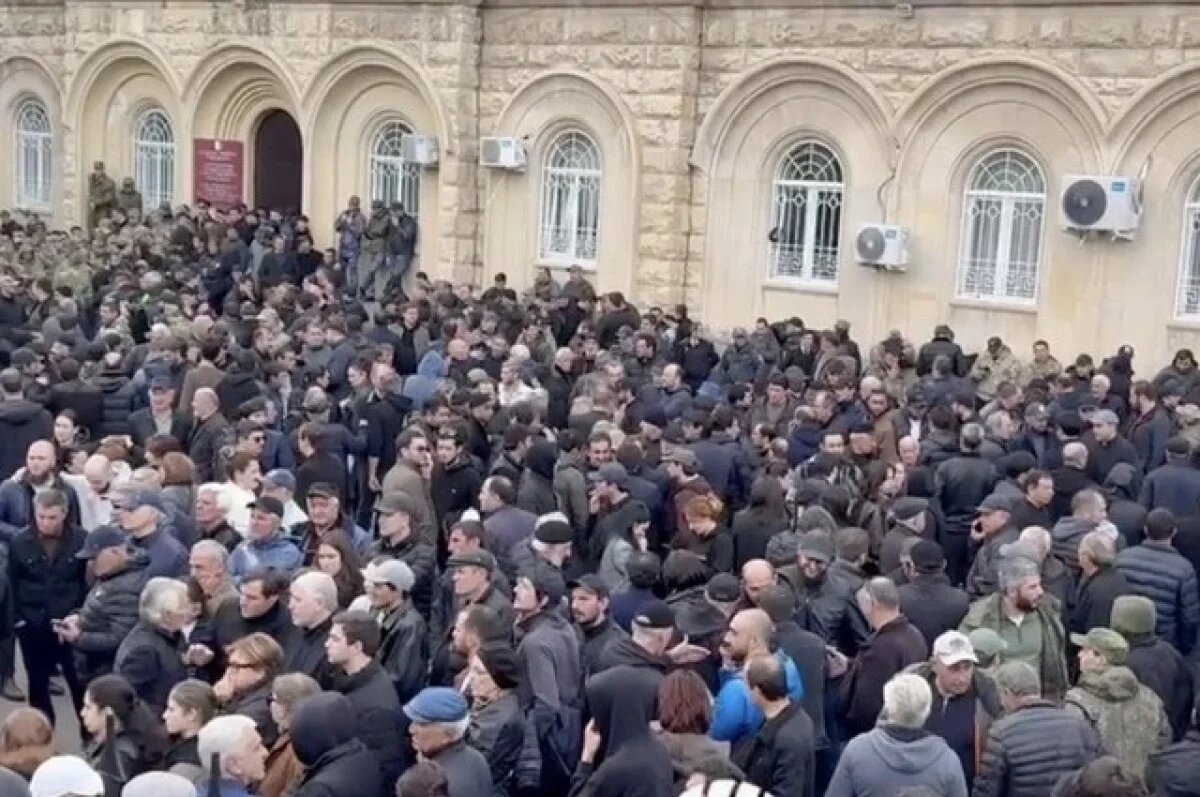    Протестующие в Абхазии потребовали отставки президента Аслана Бжании