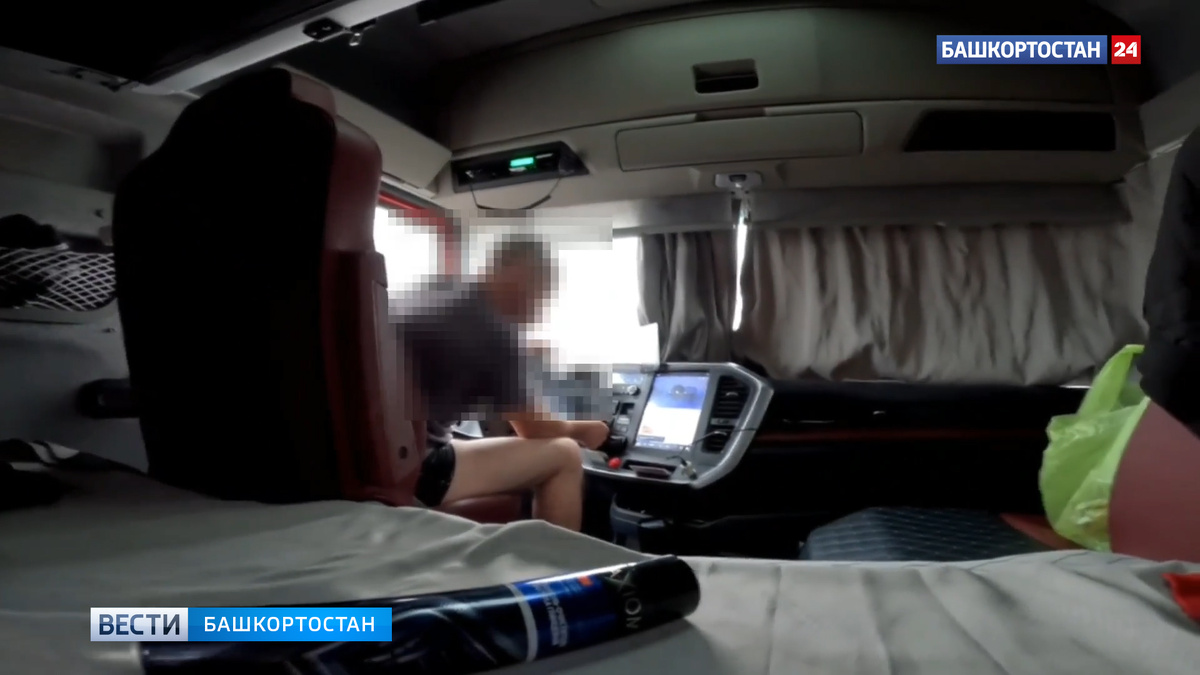    Уснул на руле: в Уфе спасатели пришли на помощь заблокированному в грузовике водителю