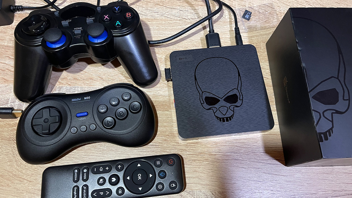 Beelink GT King с геймпадами и пультом.