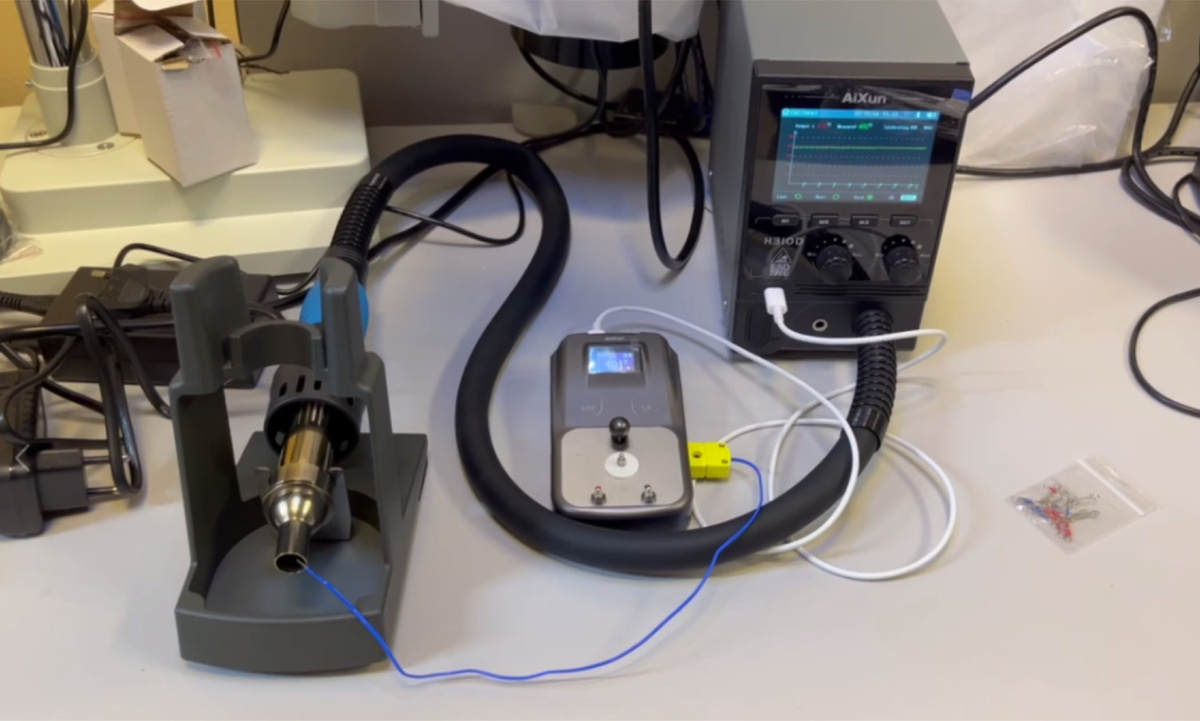 Паяльная станция AiXun AX-H310D и термометр для измерения температуры паяльного жала и воздушного потока AiXun DT01 в процессе калибровки