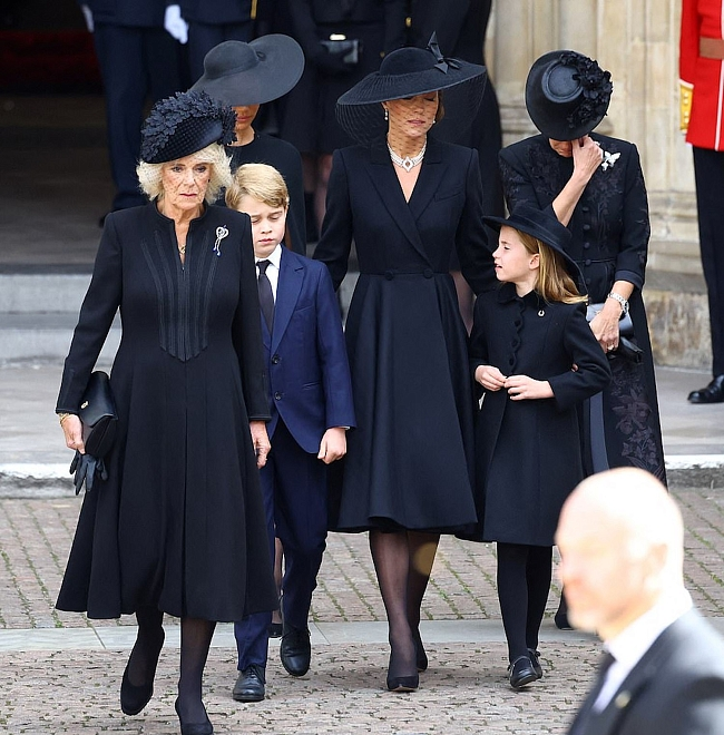 Камилла должна идти впереди, за ней - Кейт, после - Меган