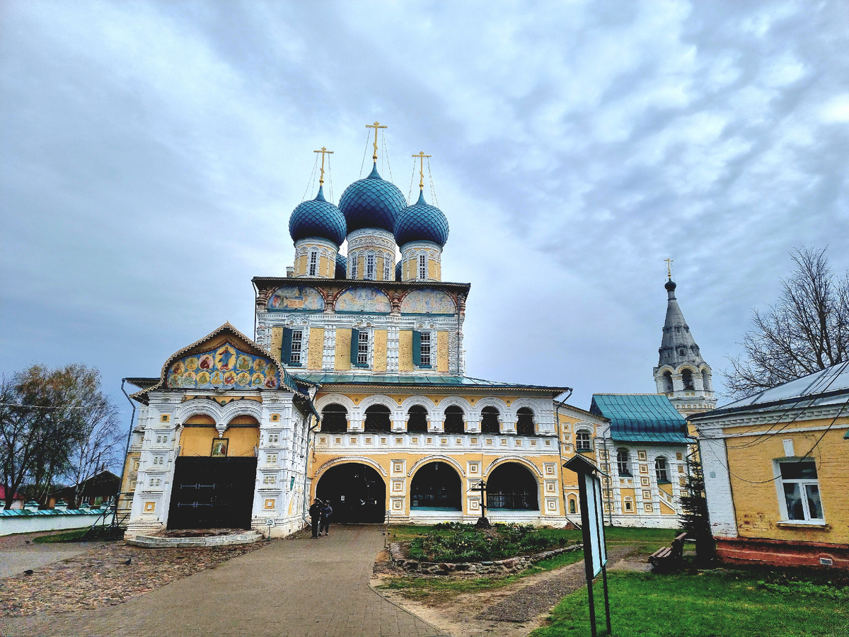 Воскресенский собор построен во 2й половине XVII века, но ещё во времена Ивана Грозного на этом месте стояла деревянная церковь св. Бориса и Глеба. Фото из архива автора