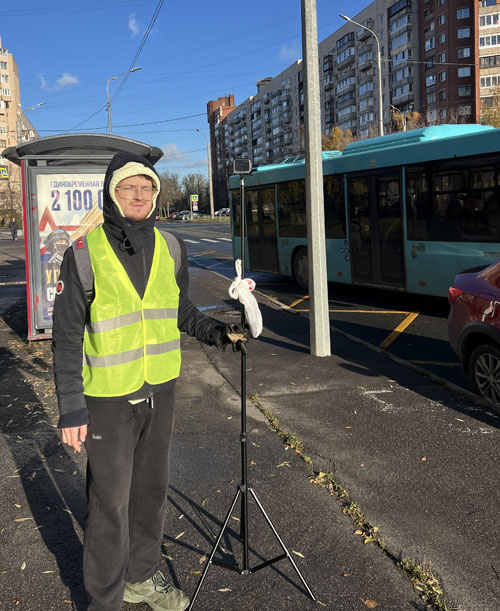 промоутер снимает транспорт на камеру