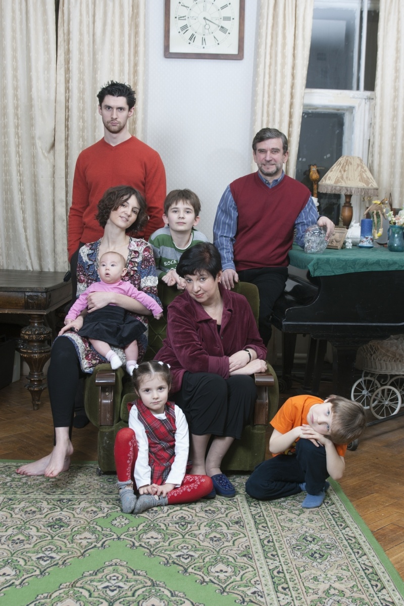    Вероника Долина в кругу семьи. Фото: Natalia Shakhanova/Global Look Press