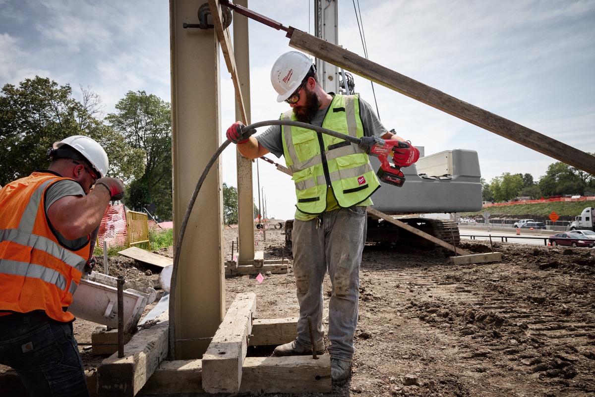 Аккумуляторный вибратор для бетона Milwaukee M18 FCVN24-0 FUEL (Арт. 4933479599 на mitools.by) 