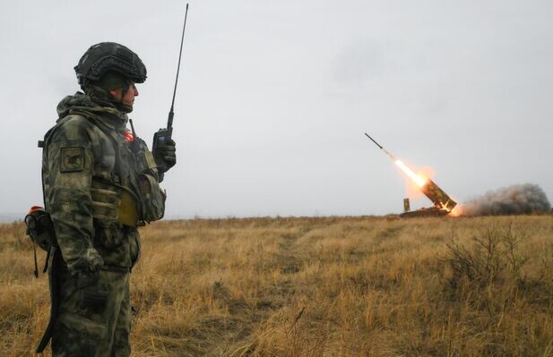 Российский военнослужащий во время залпа тяжелой огнеметной системы ТОС-1А "Солнцепек" 