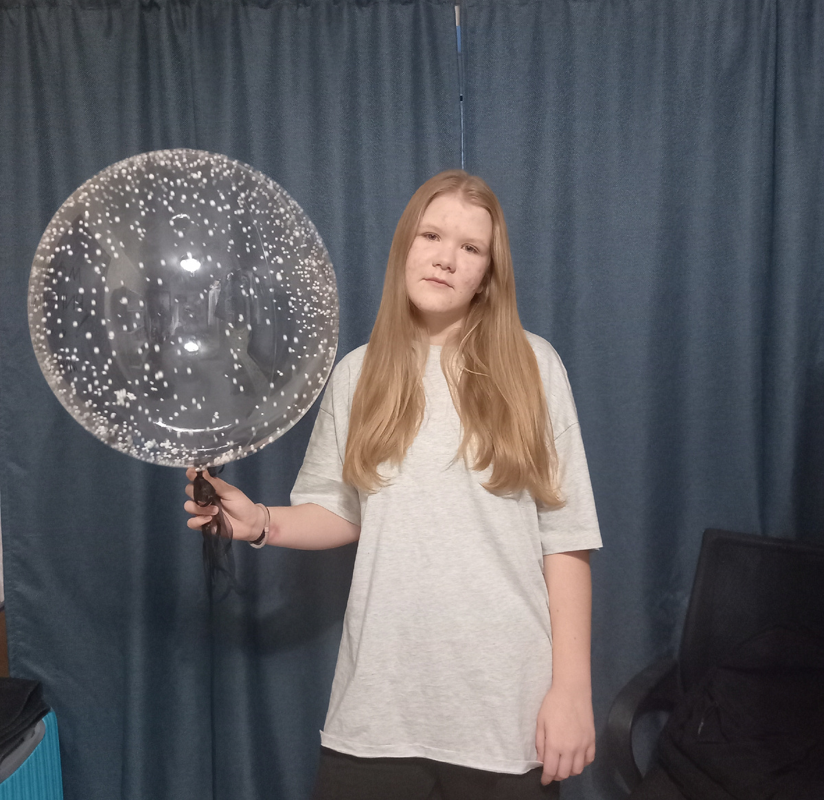 Получила подарки перед школой. А взгляд такой грустный, как будто "с копейки сдачи не дали" 🤣