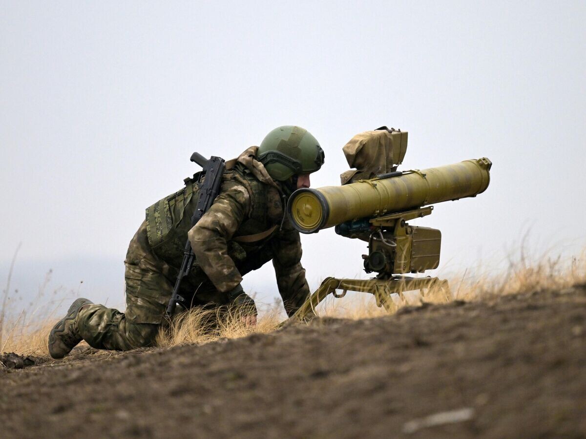    Боевая подготовка операторов ПТРК "Фагот" противотанкового подразделения Центрального военного округа в ДНР.© РИА Новости . Евгений Биятов