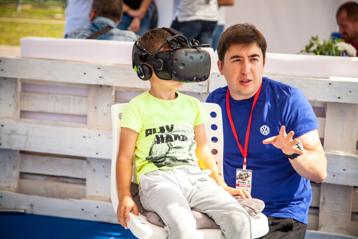 Это автор статьи показывает древний VR шлем HTC Vive