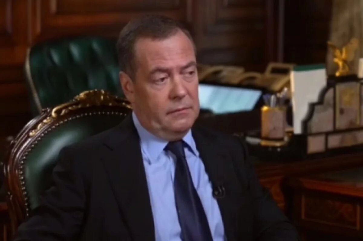    Медведев проводил добровольцев в зону спецоперации