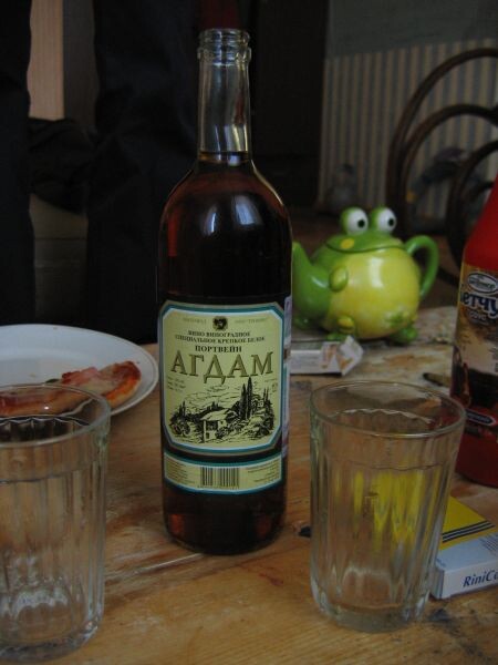 Раскатать на двоих бутылочку Агдама...