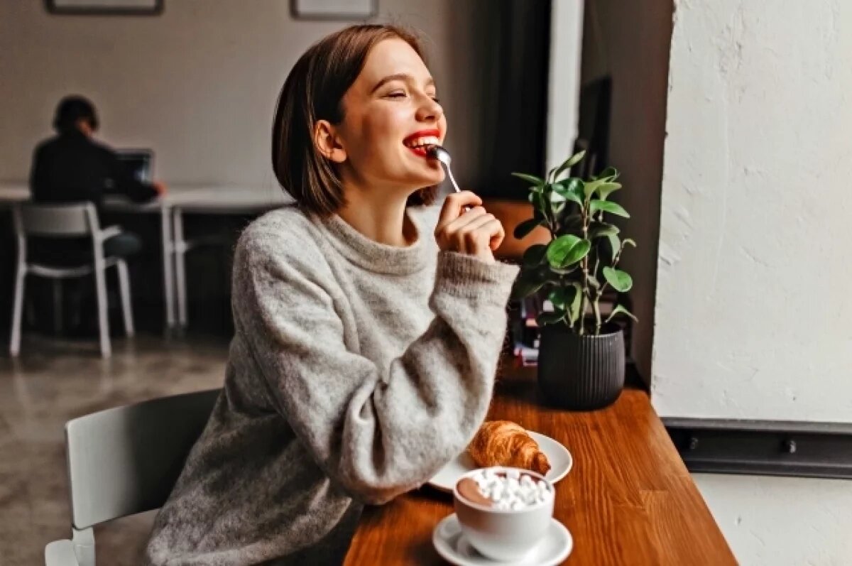    Кофе лучше с молоком или сливками.