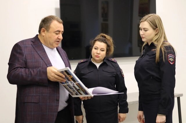    Могли ли смириться сотрудники полиции с тем, что документы защитника Отечества оказались на улице среди мусора? Конечно, нет. Фото: Благотворительный фонд имени Г. М. Погосяна