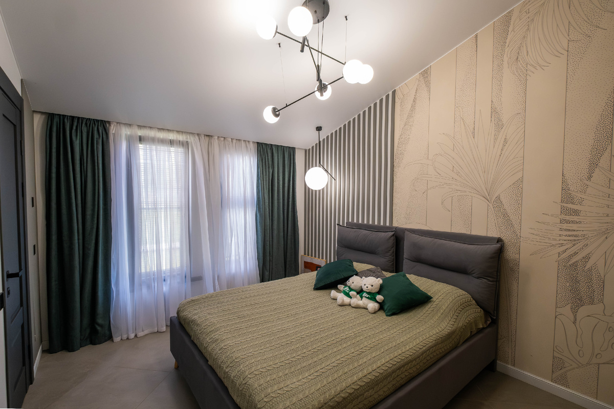 Теплый плед, плотные шторы.. С хорошими окнами зимний текстиль не понадобится.