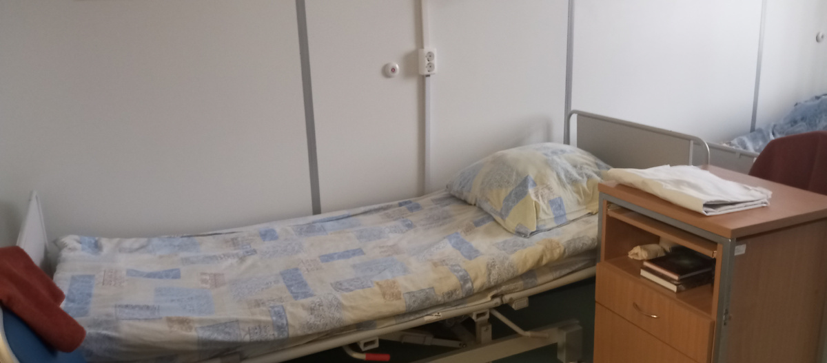 Палата на троих, тепло, есть окно, которое можно открыть.