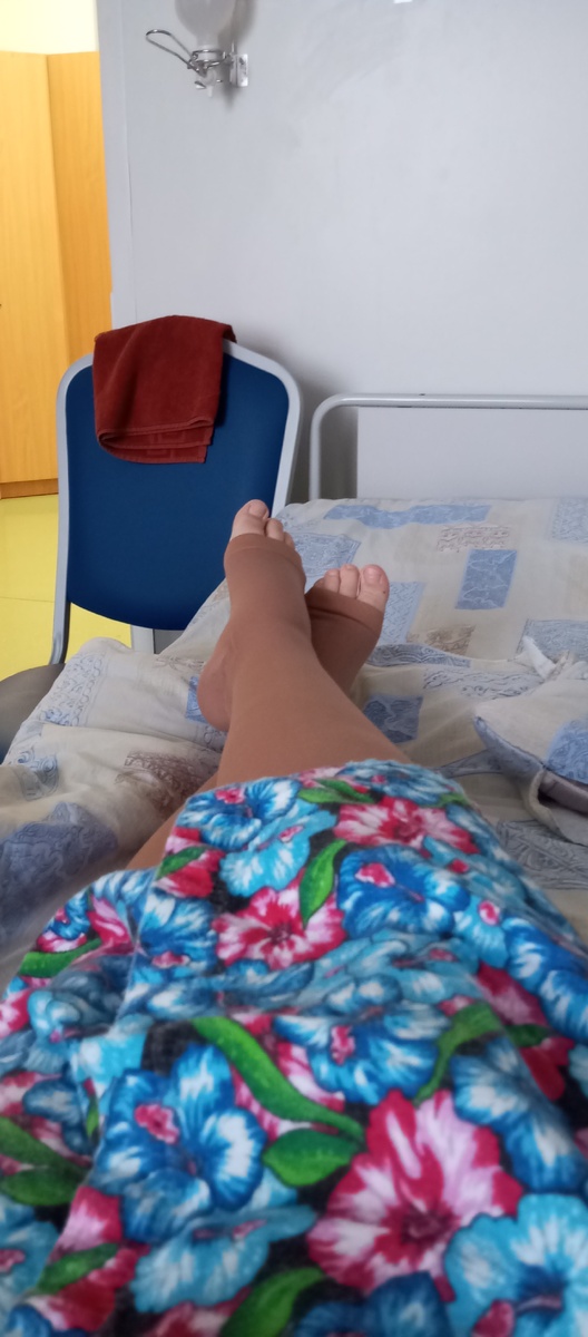 Выданный халат. Компрессионные чулки мои