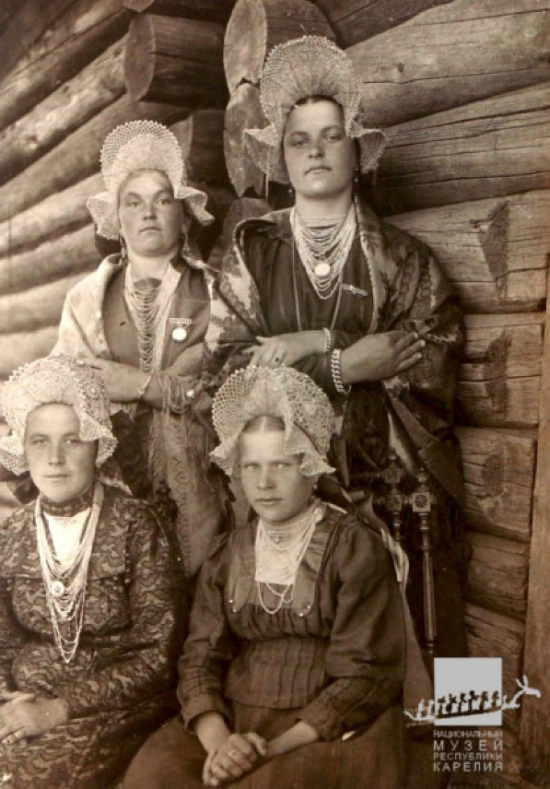 Девушки из села Видлица в головных уборах, украшенных жемчугом, 1927 г. Фотография А. Беликов,  Национальный музей Карелии. Из открытых источников сети интернет.