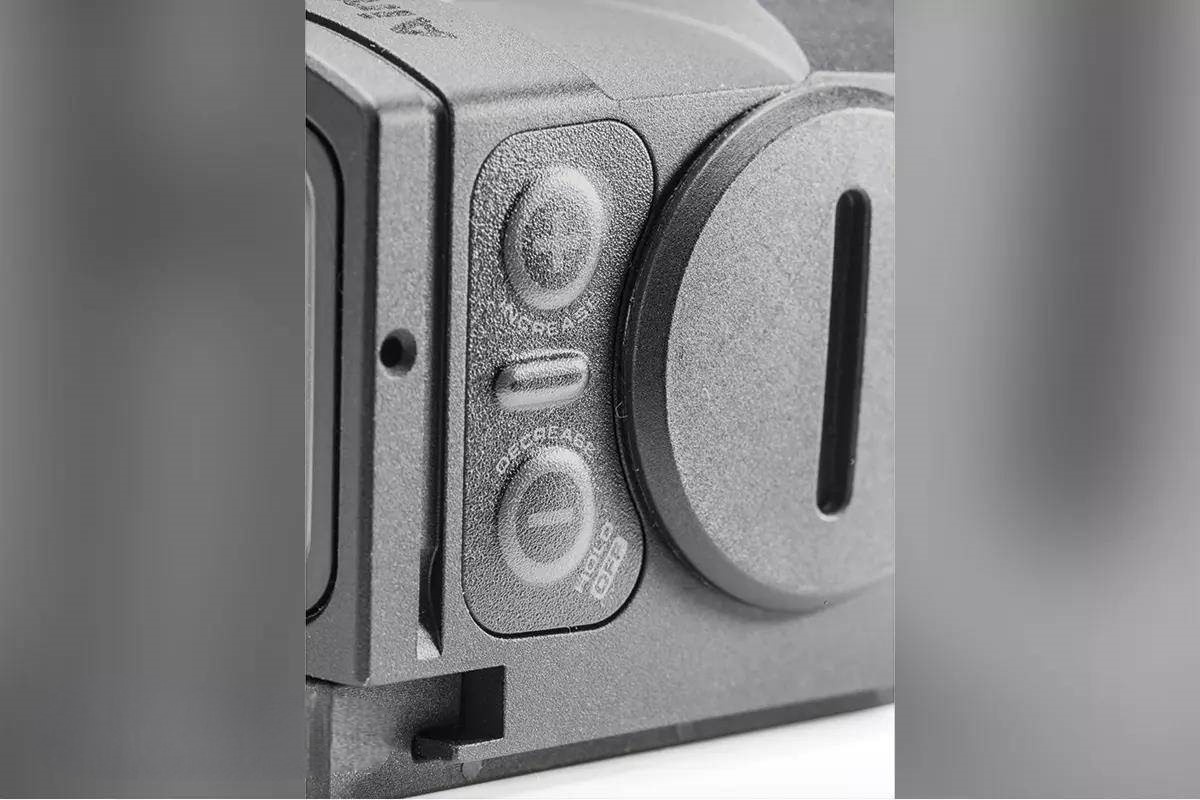 С помощью двух кнопок, расположенных под крышкой отсека для батареек, можно регулировать интенсивность работы устройства, выбрав один из десяти уровней. 