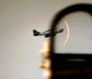 Через прицел Mark III, который был разработан в 1943 году, можно было наблюдать за происходящим. Этот прицел использовался в британской армии, на военно-морских орудиях, а также в качестве прицела для пилотирования и оборонительного прицела на самолётах. 
В этом прицеле изображение сетки создаётся с помощью оптического коллиматора, который отражается от светоделителя. Благодаря этому, даже если наблюдатель поворачивает голову, цель остаётся в поле зрения.