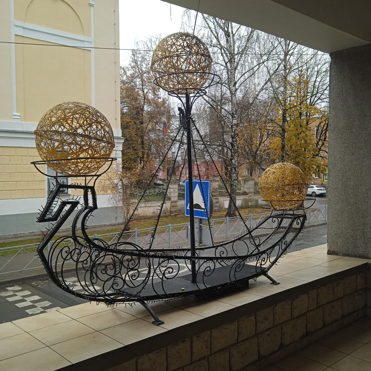 Вот такая ладья украшает вход в