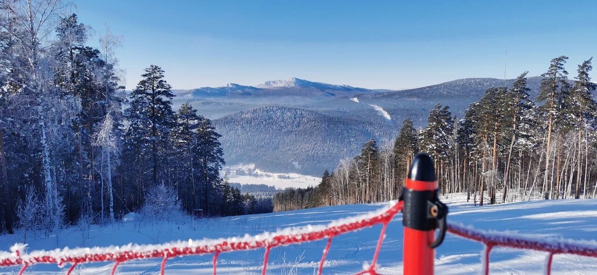 Мраткино — живописный район Башкирии, комплекс расположен на одноимённой горе, рядом — река Белая. Отсюда можно увидеть Ямантау — самую высокую гору Южного Урала. Фото: Ришат Якупов / Яндекс Карты