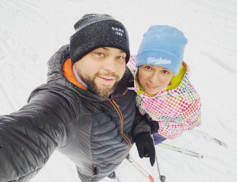 Возможно, на фото жена Романа Пустовалова Галина. Во всяком случае так пишут на разных сайтах.