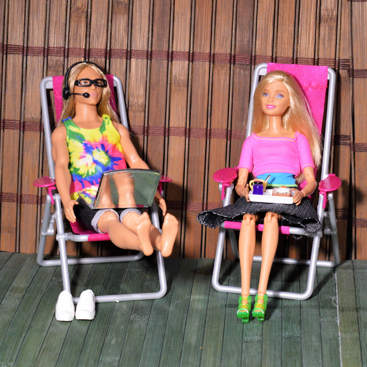 Фото автора. Сидит Кен с барышней, пятки проветривает; судя по лицу, мысленно где-то в астрале Х))