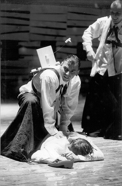 Сцена из спектакля "Тарас Бульба" / Фото Петербургский театральный журнал (Владимир Постнов) 