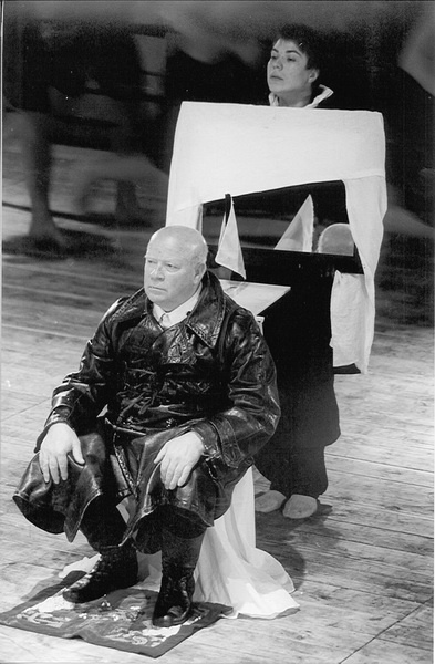 Сцена из спектакля "Тарас Бульба" / Фото Петербургский театральный журнал (Владимир Постнов) 