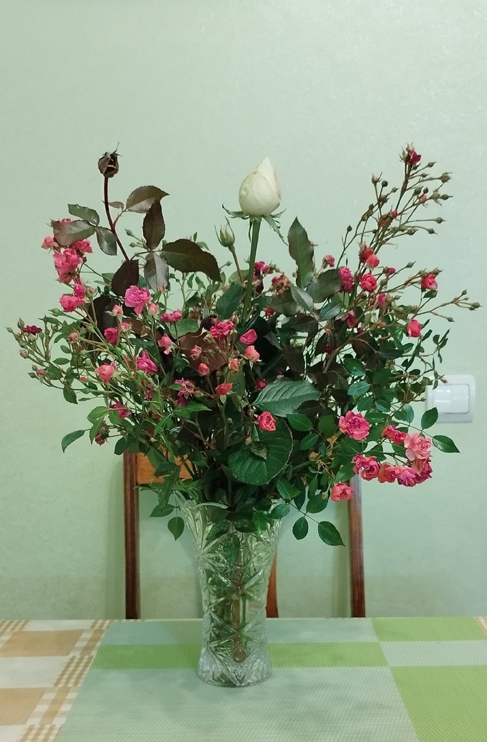 Букет из серии традиционных осенних букетов из своего сада на обеденном столе.