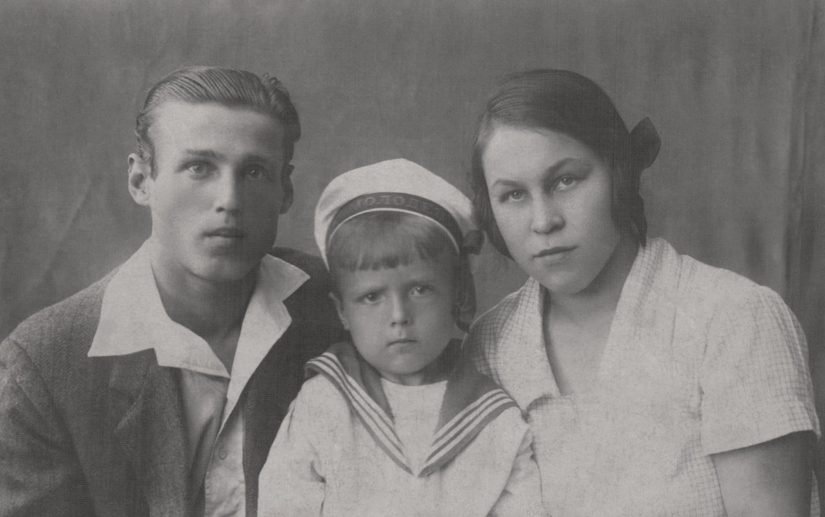 Левандовский Виктор Антонович (в центре) с единокровными братом и сестрой Павлом и Людмилой