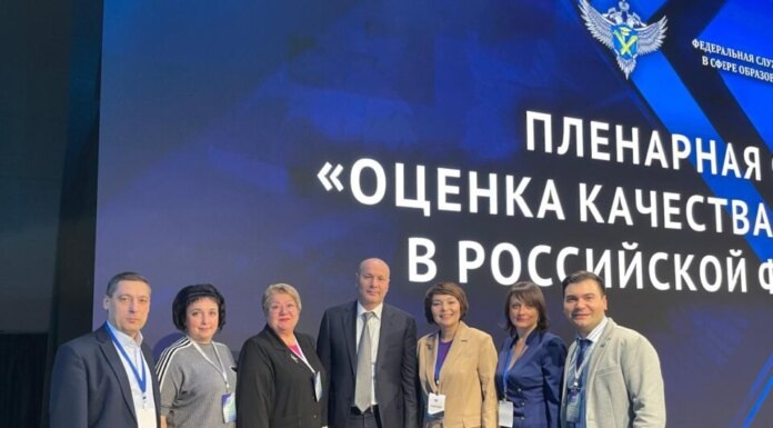    Команда Новосибирской области с главой Рособрнадзора Анзором Музаевым. Фото предоставлено Натальей Ярославцевой