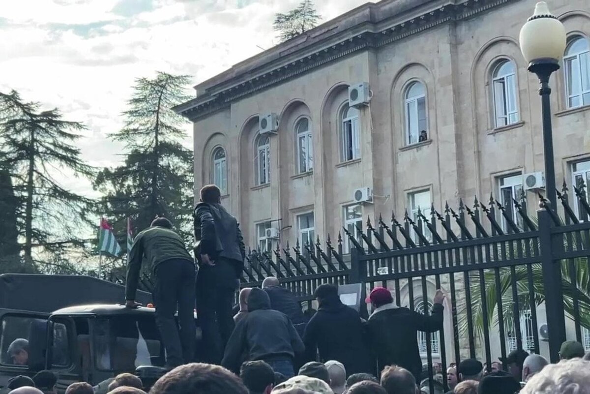    Протестующие штурмуют здание парламента в Сухуме. РИА "Новости"