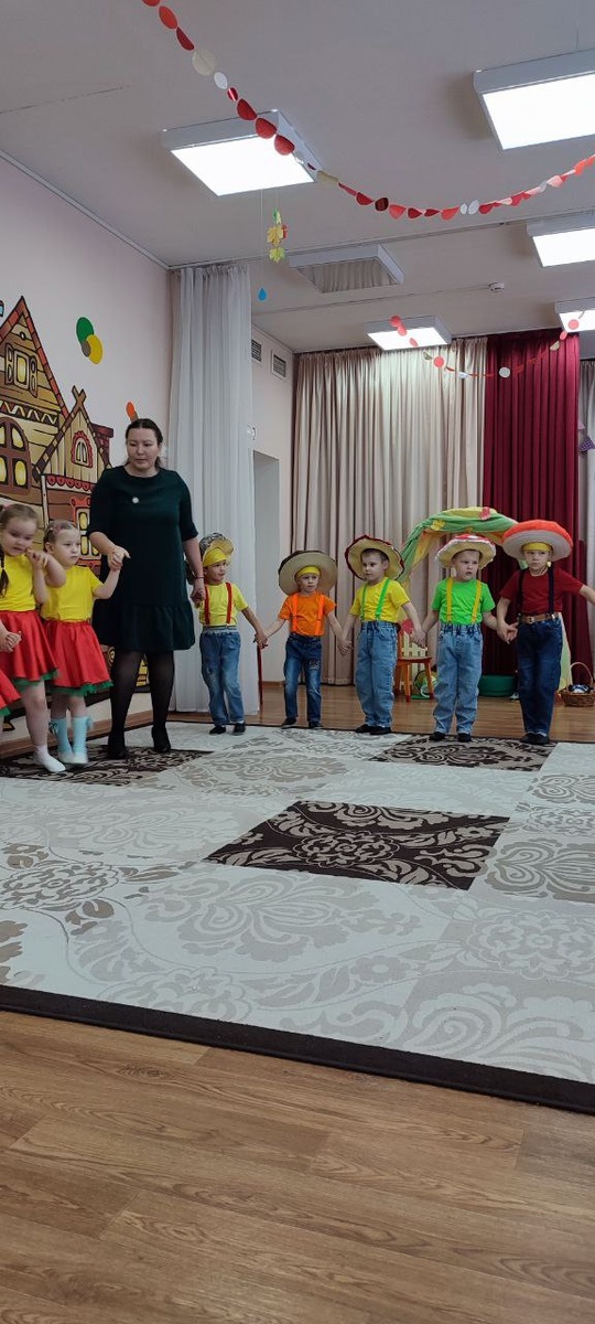 На лесной опушке где жила кукушка...