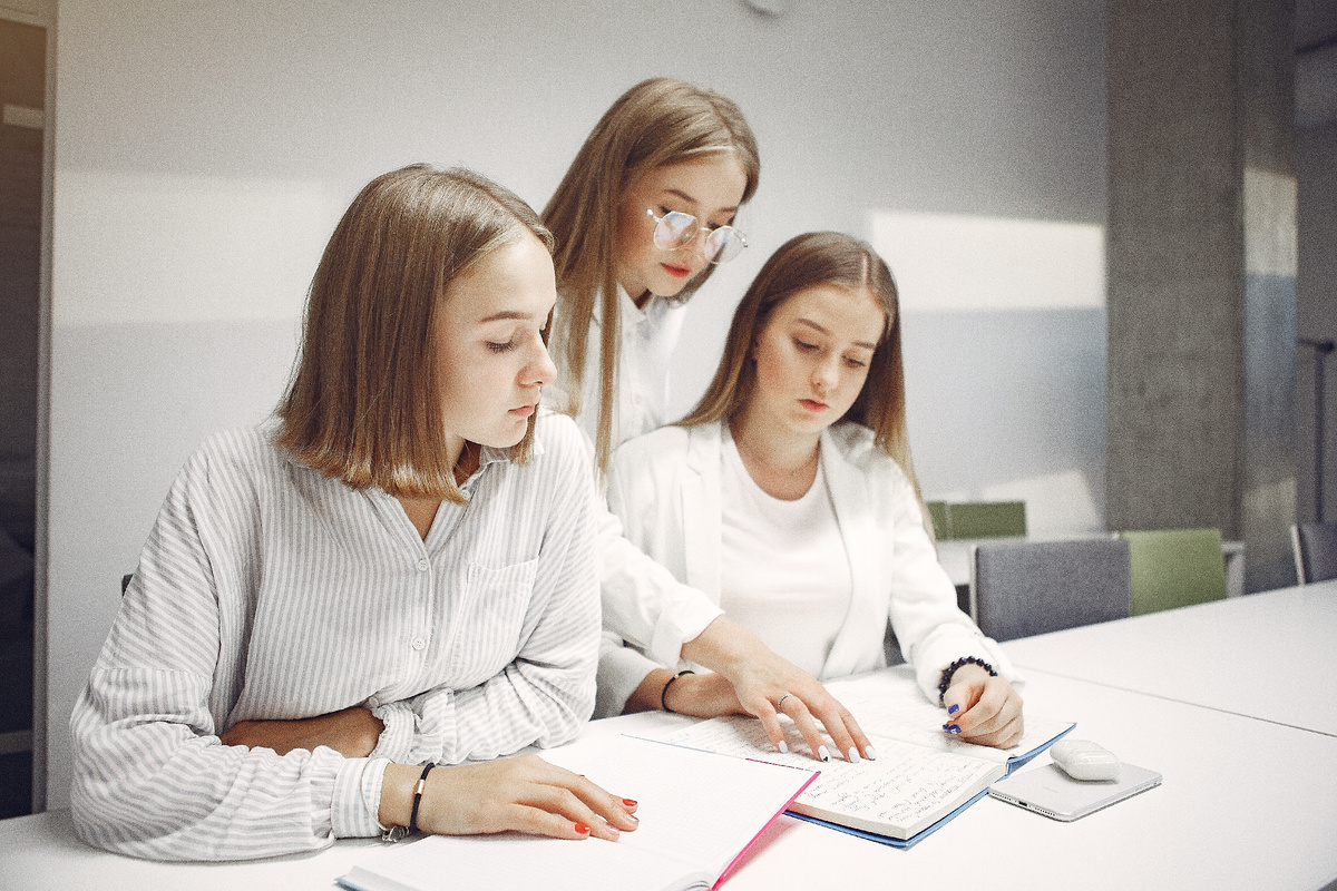 источник фото: <a href="https://ru.freepik.com/free-photo/three-students-sitting-table-class_7121202.htm#fromView=search&page=1&position=19&uuid=89e25869-eff4-4965-8fea-14c813af1db8">Изображение от prostooleh на Freepik</a>
