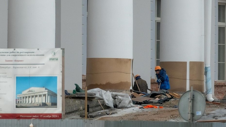    Рабочие ведут реконструкцию здания Биржи на Стрелке Васильевского острова. Автор фото: Тихонов Михаил