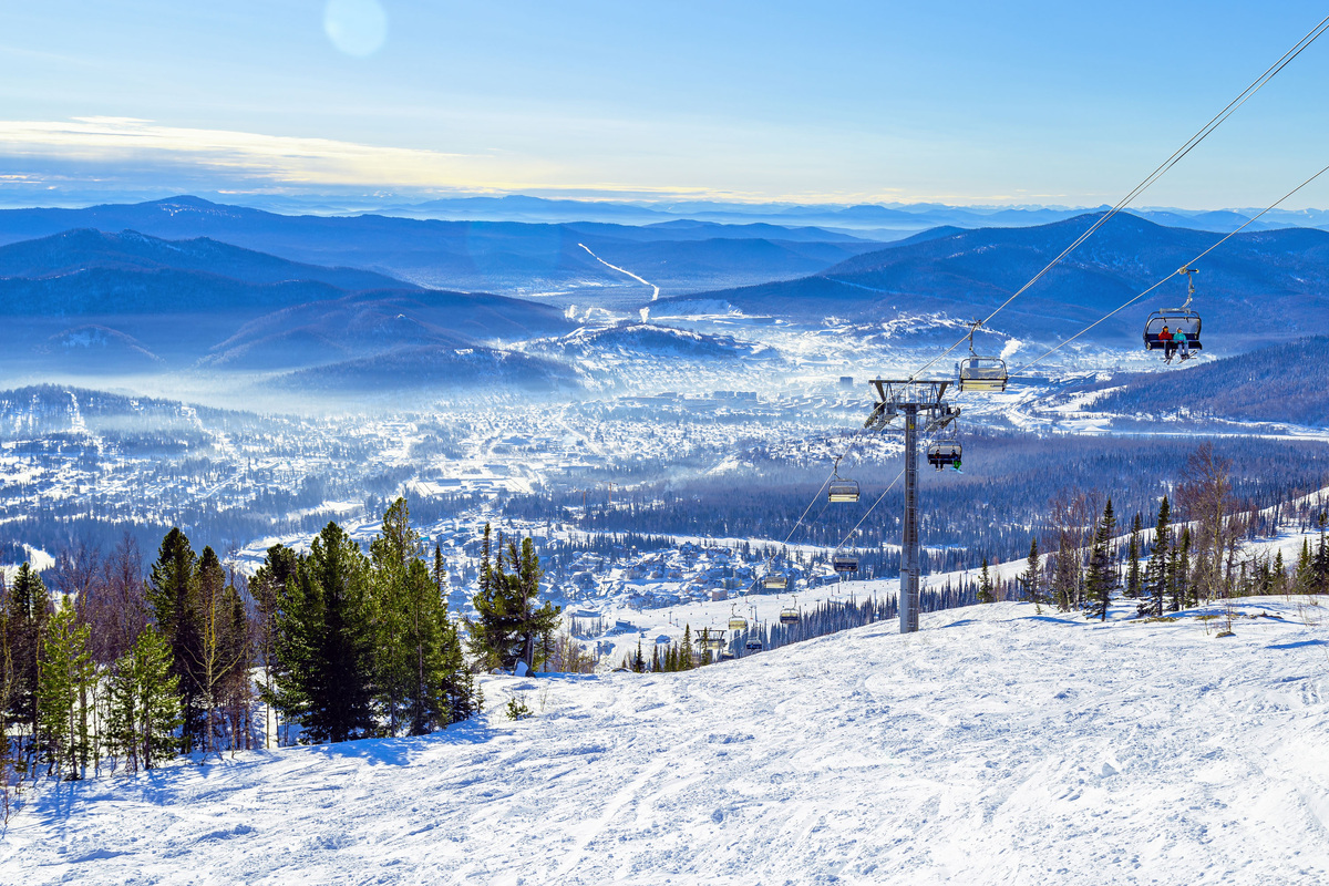 Шерегеш привлекателен для горнолыжников тем, что здесь почти не бывает схода лавин благодаря особой структуре выпадаемого снега: он пористый и мягкий и не твердеет, называют его пухляком. Фото: Shutterstock